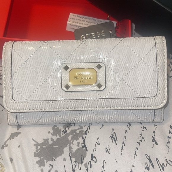 NWT in box Stunning GUESS woman’s wallet white - Picture 3 of 8